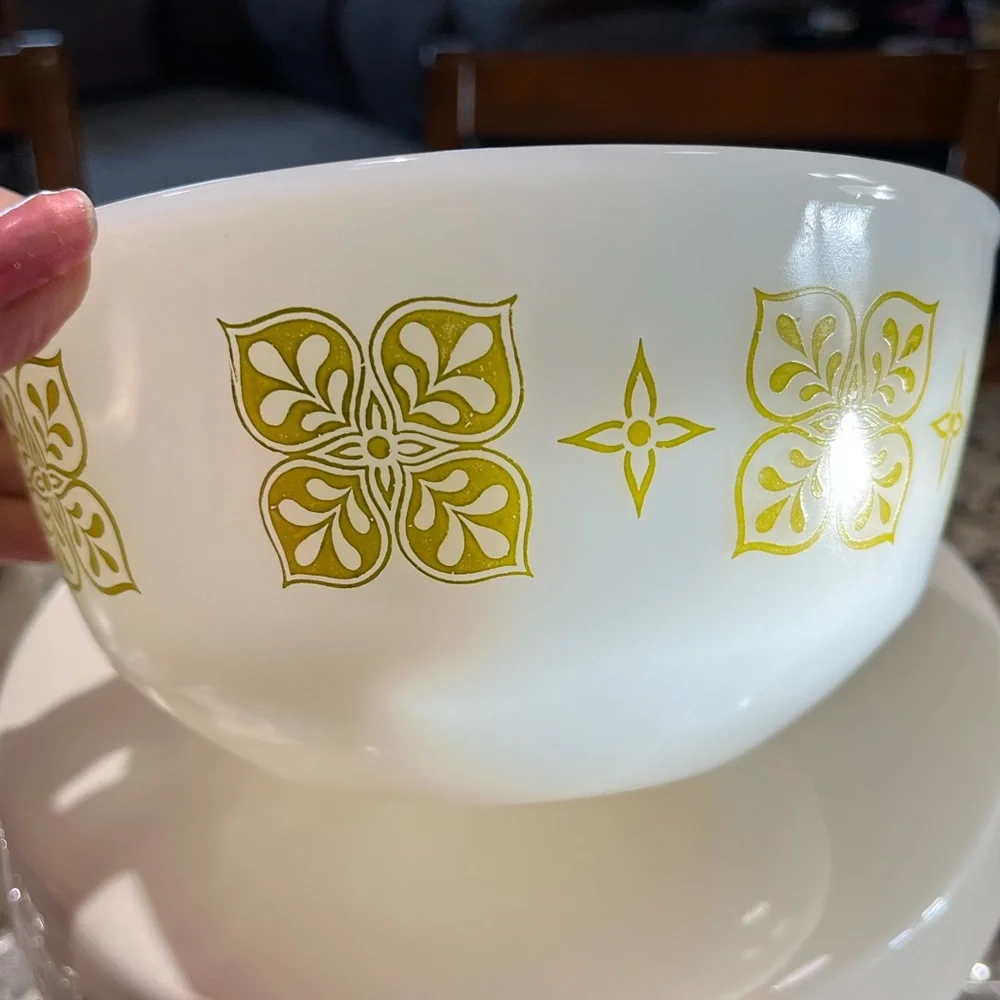 Vintage Anchor Hocking Fire-King Green Dutch Clover 7” Milk Glass Mixing Bowl US